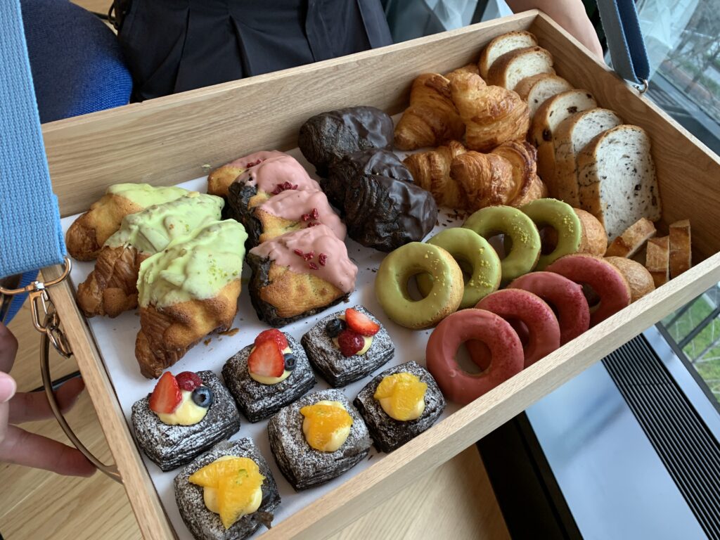 wホテル大阪のッレストランoh lala...朝食のベーカリードーナッツとくろわっさんとデニッシュ