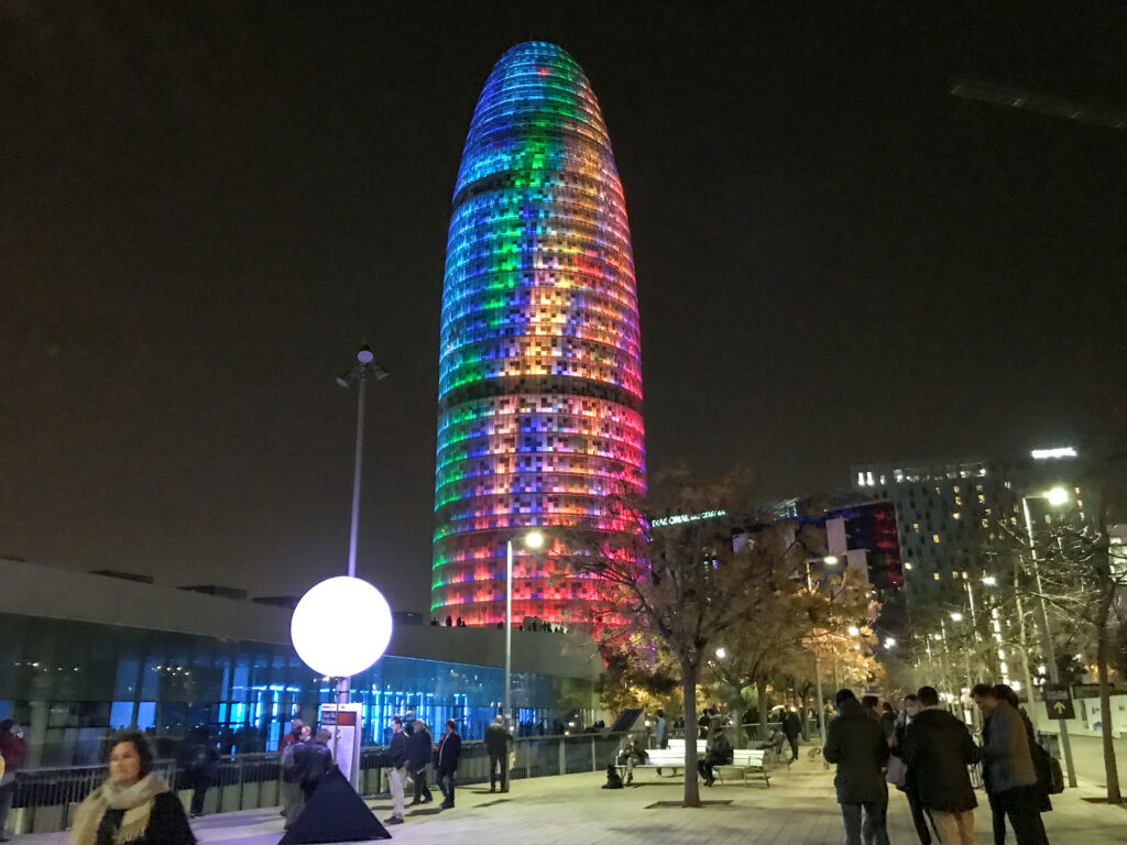イベントポブレノウで光るバルセロナのトーレ・アグバール