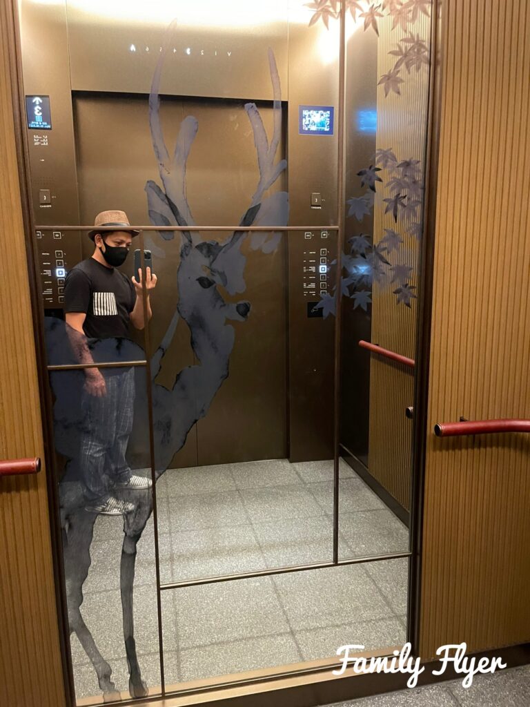 JW奈良のエレベーターの鹿