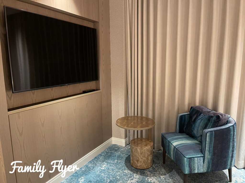 ウエスティン京都の２ベッドルームスイート、キングベッドルームのテレビと椅子