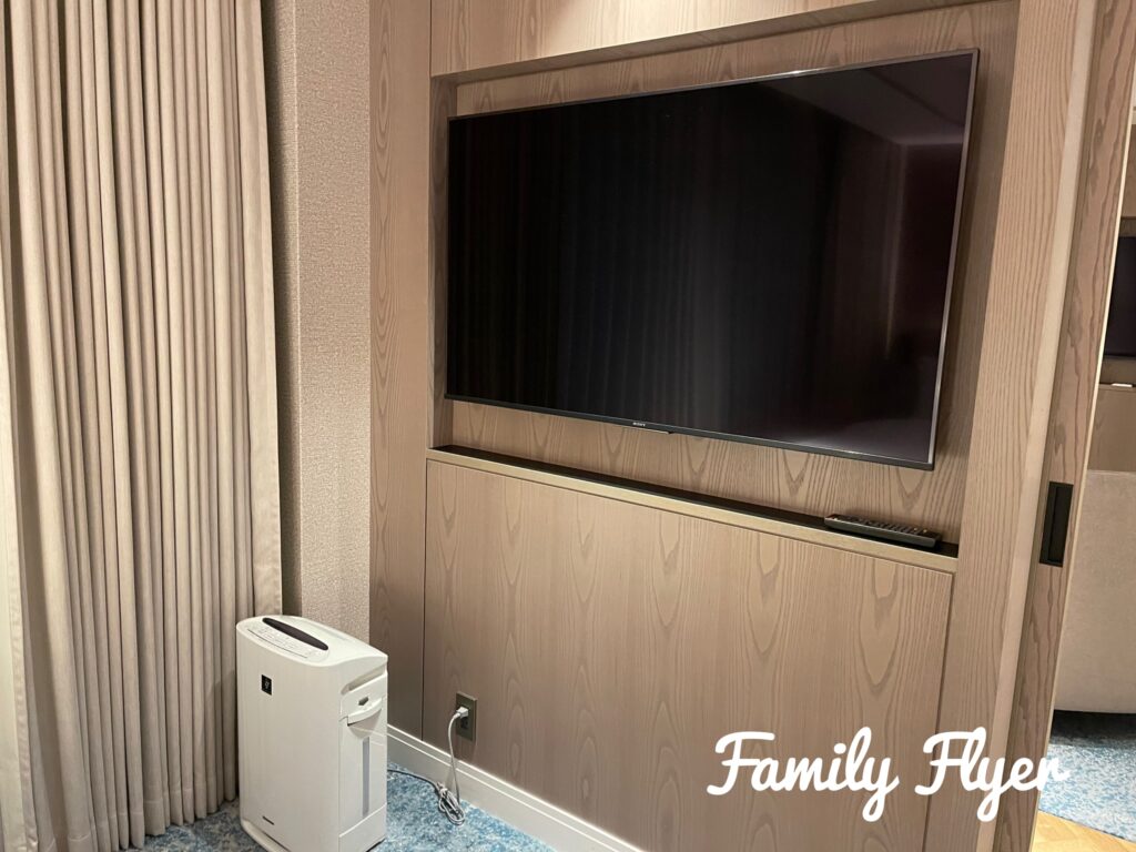 ウエスティン京都の２ベッドルームスイート、シングルベッド２台部屋のテレビ