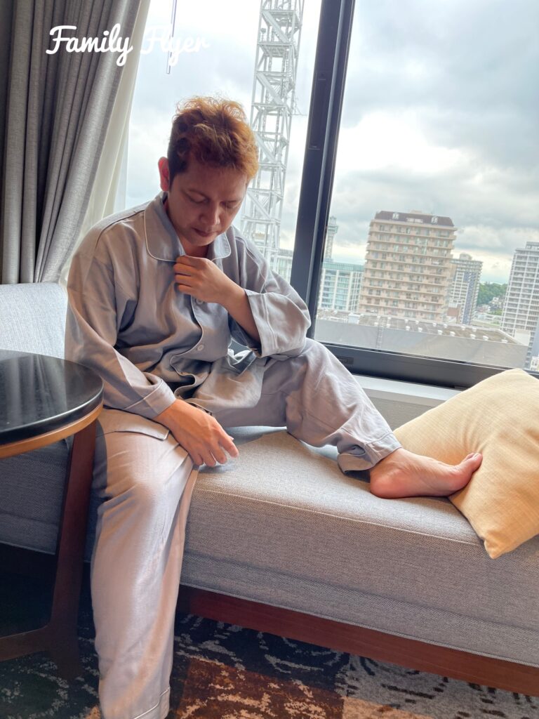 ハイアットリージェンシー横浜のパジャマを着たアラン