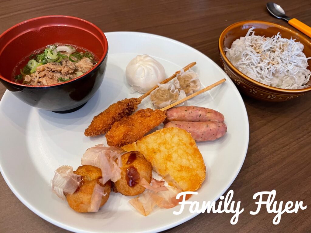 コートヤード大阪本町の朝食肉吸いうどんと串カツ、たこ焼き