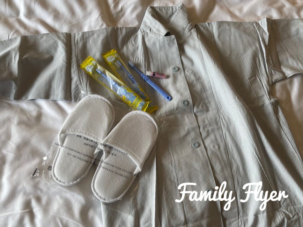 ヨコハマグランドインターコンチネンタルの子ども用パジャマと歯ブラシ、スリッパ