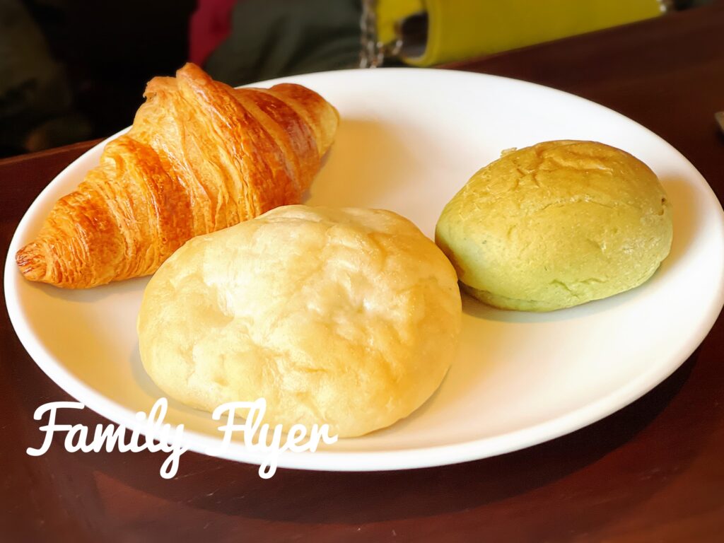 メルキュール京都ステーションのレストラントラットリアの京小麦フォカッチャとよもぎパン、クロワッサン