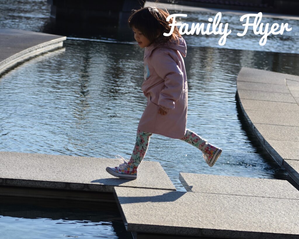 和田倉公園でジャンプする女の子