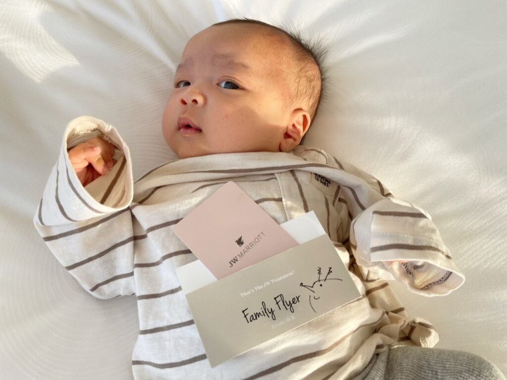 jwマリオット奈良のルームキーを持つ赤ちゃん